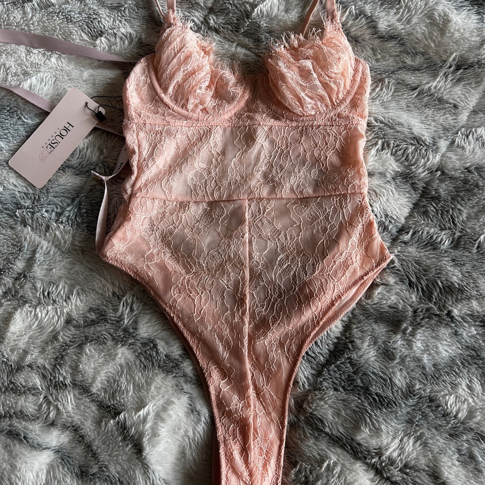 House of CB ‘Navaeh’ Blush Lace Bodysuit NWT - Picture 8 of 11